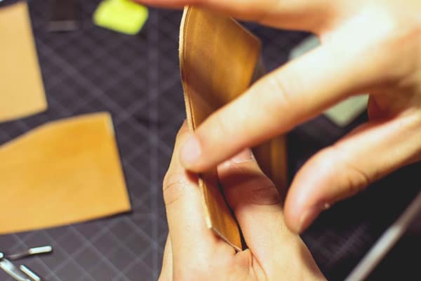 Make a leather wallet 17 Burnishi