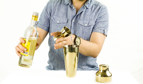 Making a daiquiri cocktail