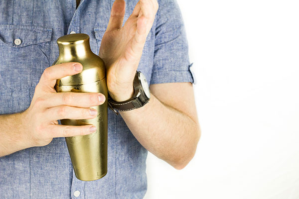How to open a cocktail shaker