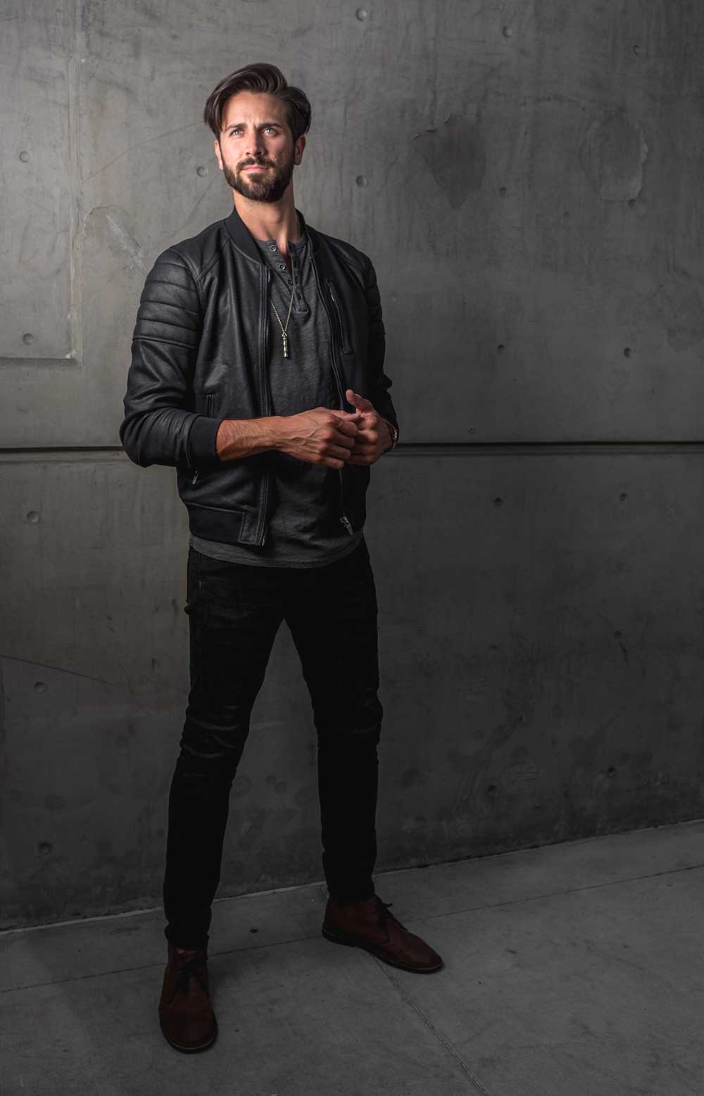 men casual black outfit bomber henley black jeans brown boots