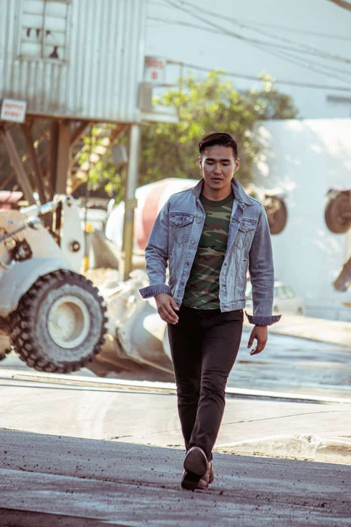 men's fall casual style denim jacket camo t shirt black jeans brown boots