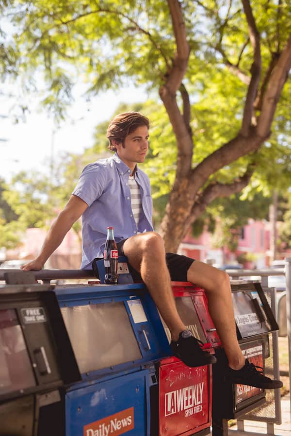 men's style inspiration outfit ideas blue oxford striped shirt black shorts black converse