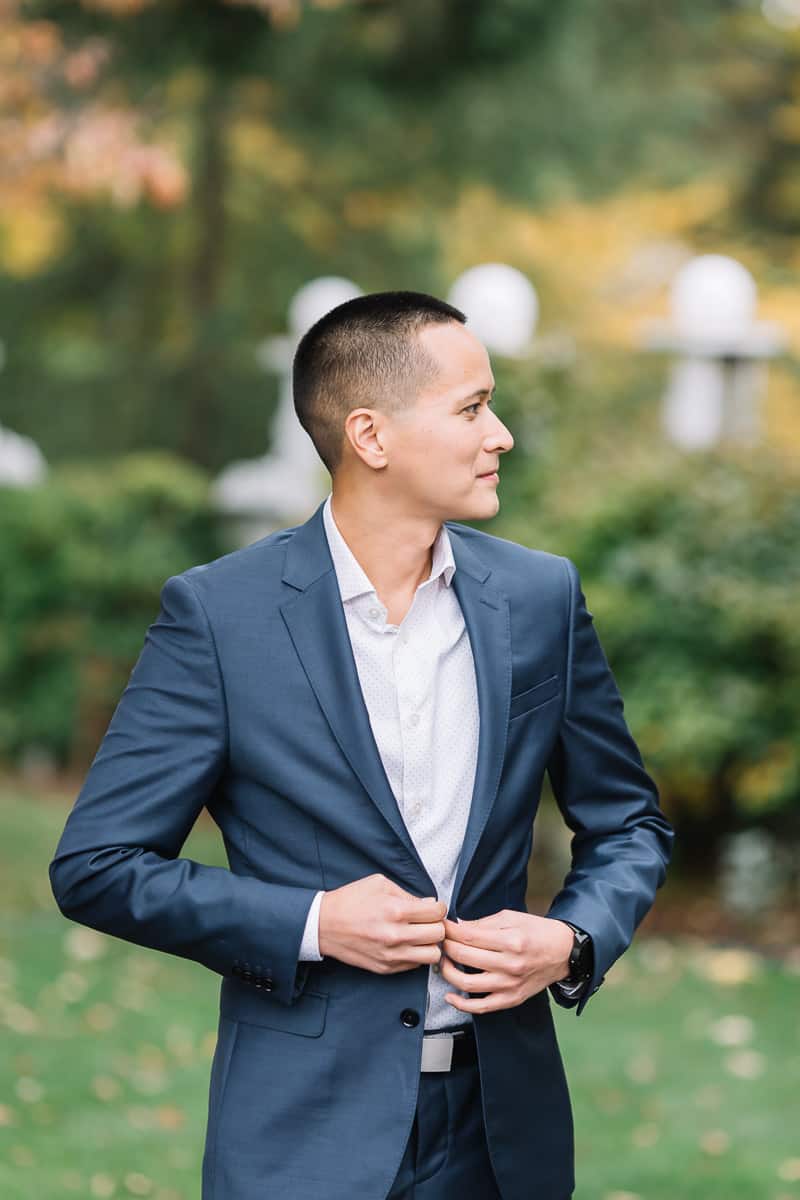 groom no tie wedding