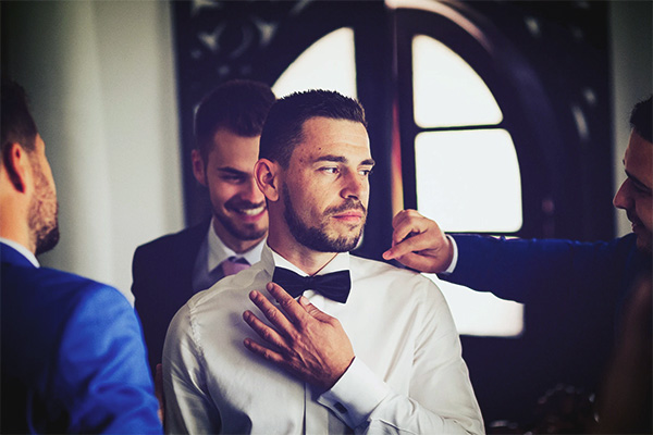 best man and groom getting ready