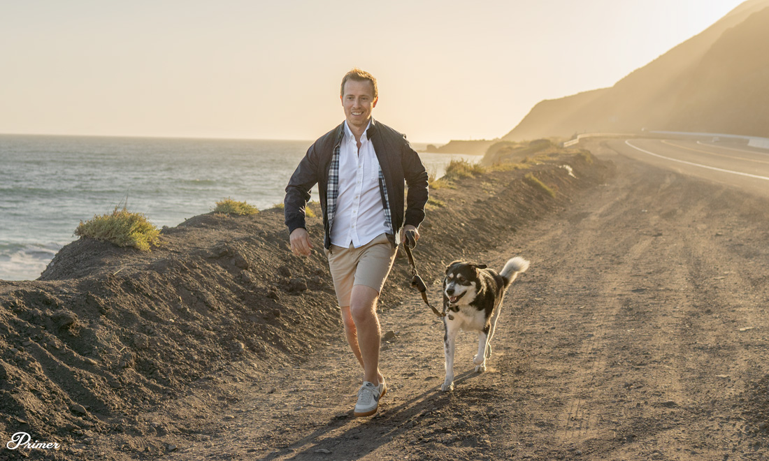 summer-style-simple_beach harrington jacket white oxford cloth shirt khaki shorts sneakers summer outfit on beach