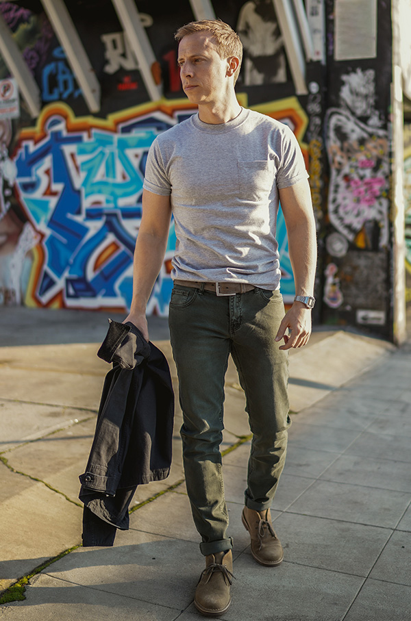 gray t shirt green jeans