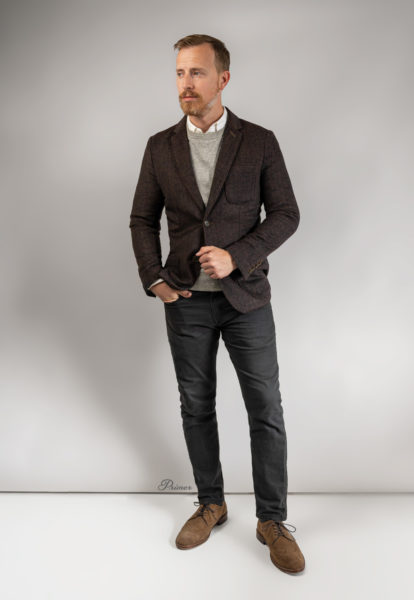 brown-blazer-sweatshirt-gray-jeans business casual outfit with brown blazer, white dress shirt, gray jeans, and suede wingtips