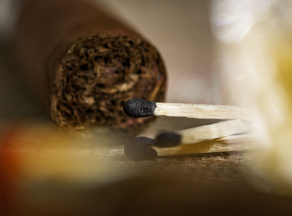 light a cigar with matches