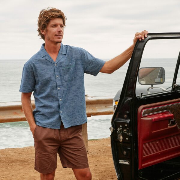 image of a man wearing a blue chambray short sleeve shirt