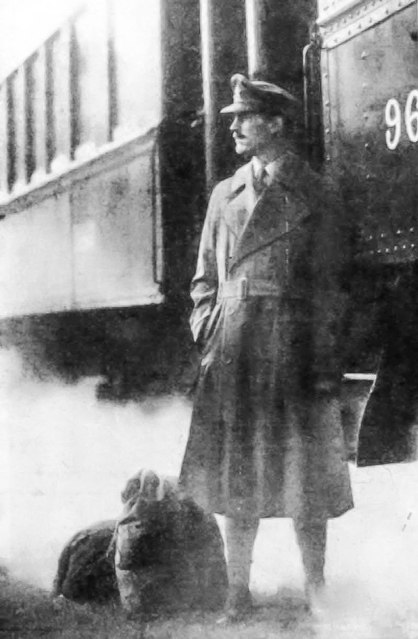 british soldier in world war 1 wearing a trench coat