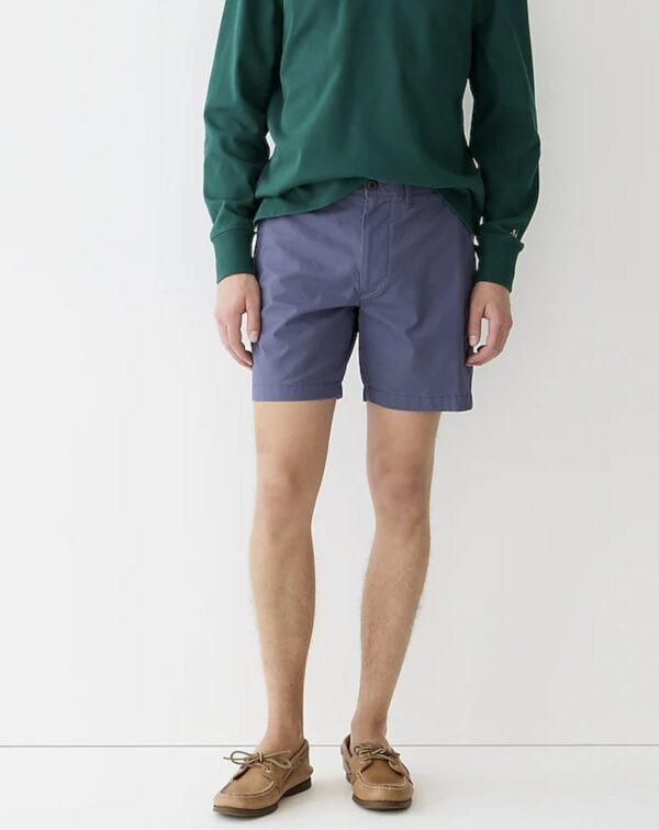 a man wearing stretch chino short pant