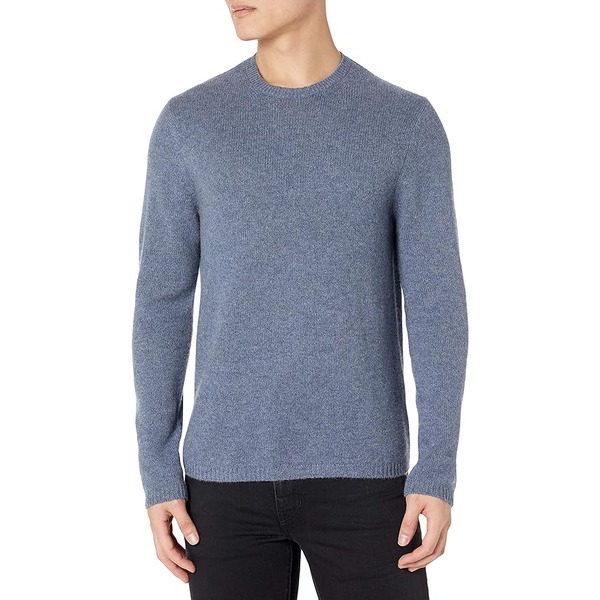 a man wearng a long sleeve crewneck sweater