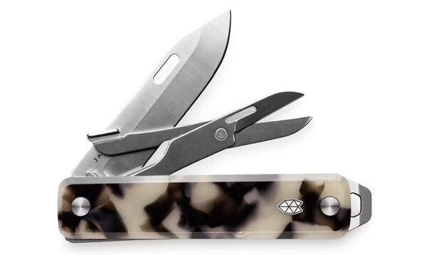a multi tool pocket knife