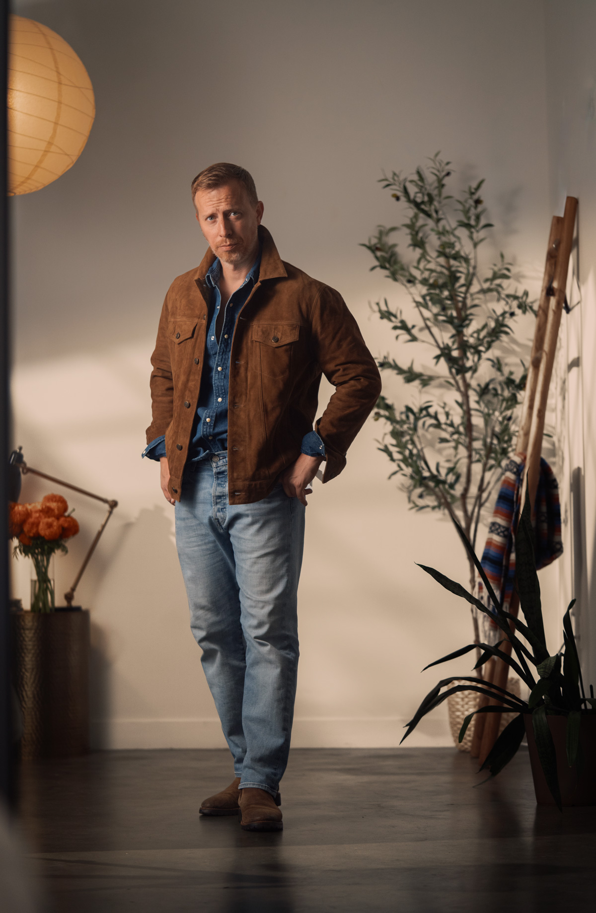 suede trucker jacket outfit for men, tan suede jacket over denim shirt with lightwash jeans and brown boots