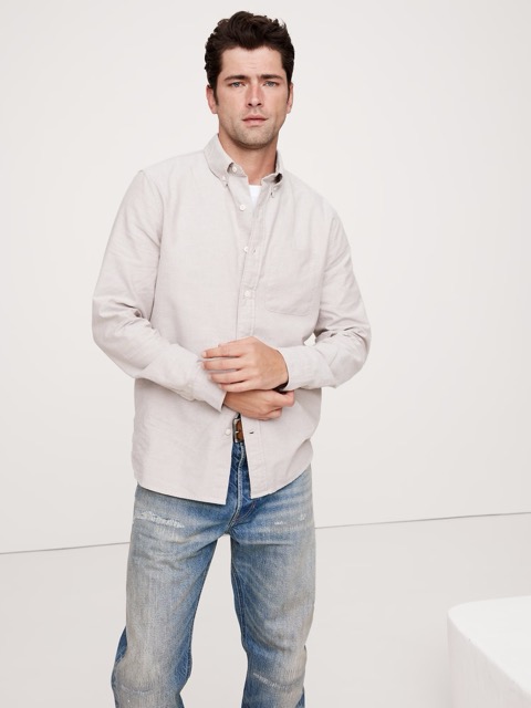 man wearing gray button up shirt