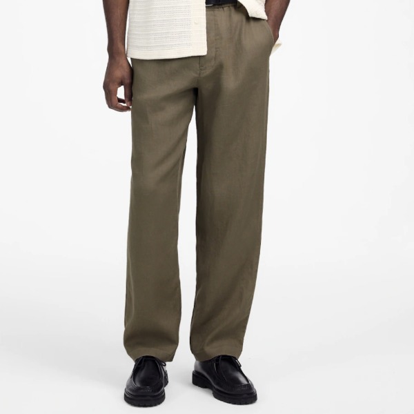 man wearing linen pull on pant with casual shoes