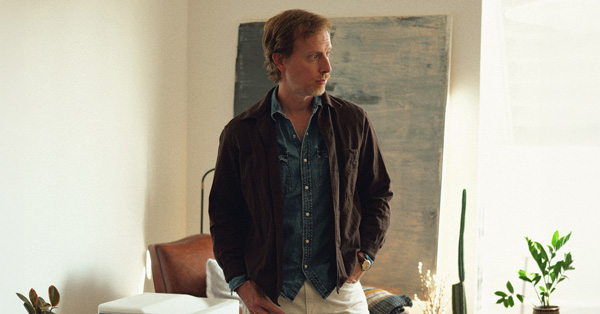 Outfit: Warm Tones for Spring with a Linen Coat and Two Shades of Denim
